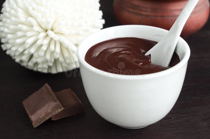 Cocoa (dark chocolate) face and body mask in a bowl royalty free stock image Cocoa (dark chocolate) face and body mask in a bowl royalty free stock image