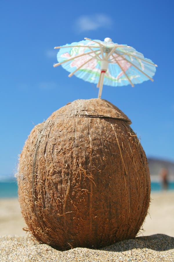 Di cocco cocktail sulla spiaggia.