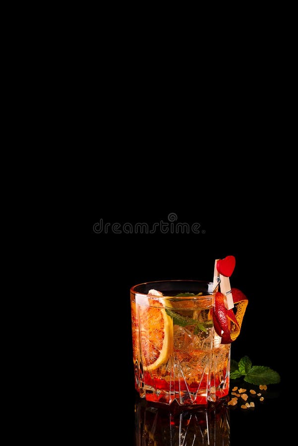 Coctail de margarita d'orange sanguine avec de la glace et la menthe sur le noir photo libre de droits Coctail de margarita d'orange sanguine avec de la glace et la menthe sur le noir photo libre de droits