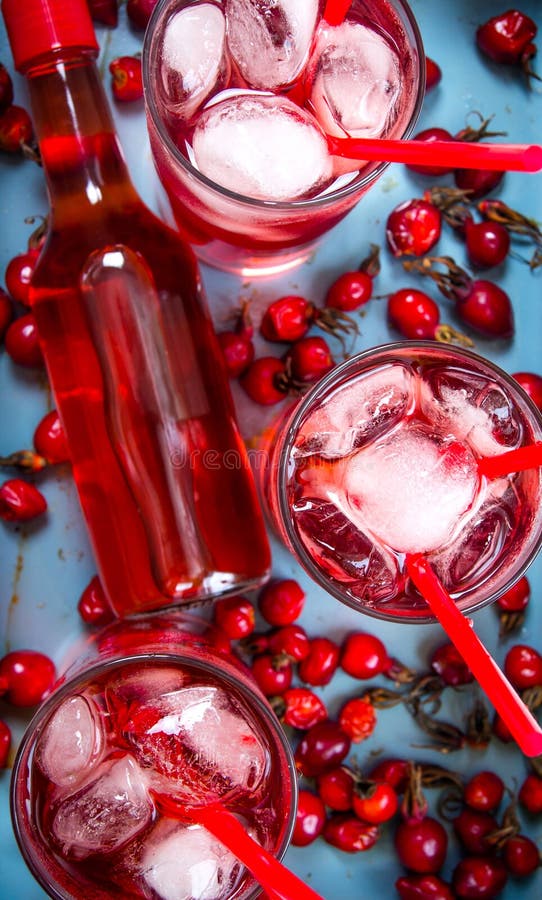 Coctail för tre bär med starksprit och is royaltyfria foton Coctail för tre bär med starksprit och is royaltyfria foton