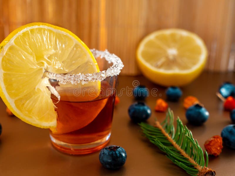 Coctail sköt i exponeringsglas med citron- och sockerkanten i guld- höstfärger royaltyfri foto Coctail sköt i exponeringsglas med citron- och sockerkanten i guld- höstfärger royaltyfri foto