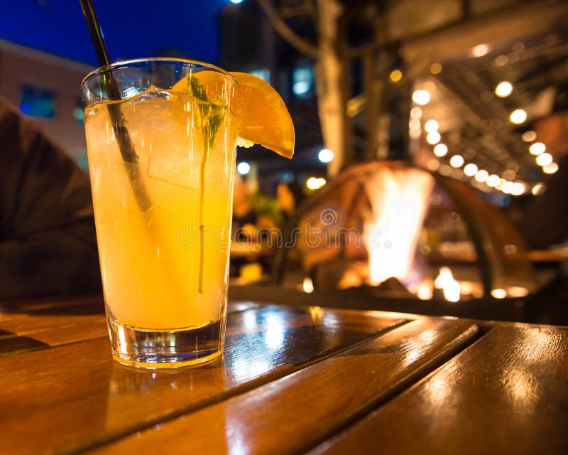 Coctail utomhus på natten med ljus royaltyfri bild Coctail utomhus på natten med ljus royaltyfri bild