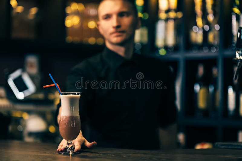 Coctailen är på stångräknaren Bartendern är på bakgrund royaltyfria foton Coctailen är på stångräknaren Bartendern är på bakgrund royaltyfria foton