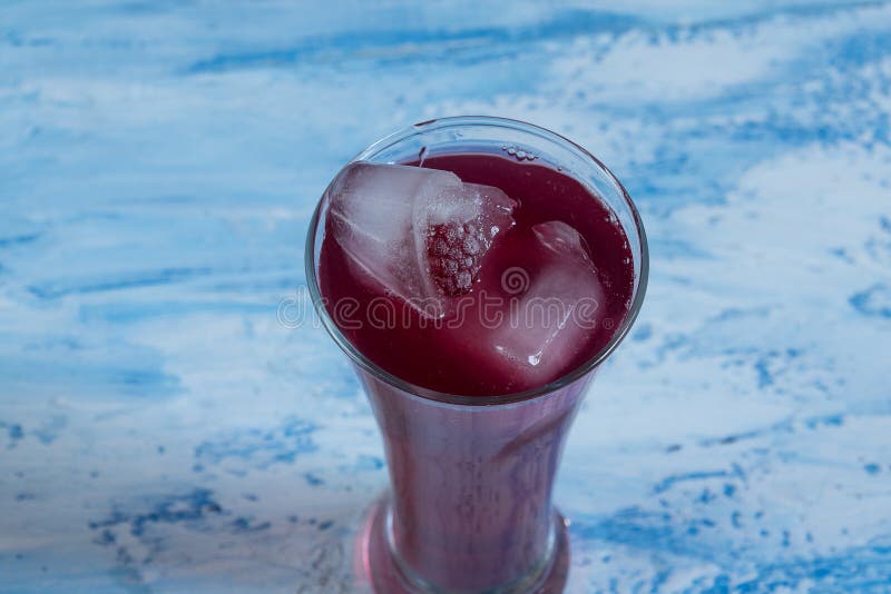 Coctel con hielo bebida de enfriamiento de la fruta foto de archivo Coctel con hielo bebida de enfriamiento de la fruta foto de archivo