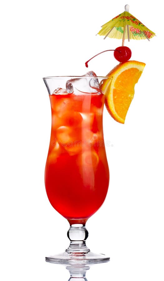 Coctel rojo del alcohol adentro con la rebanada anaranjada aislada imágenes de archivo libres de regalías Coctel rojo del alcohol adentro con la rebanada anaranjada aislada imágenes de archivo libres de regalías