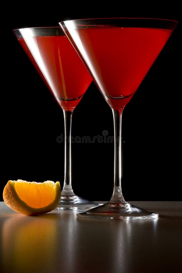 Cocteles Rojos En Vidrios De Martini Con La Cuña Anaranjada Foto de archivo - Imagen de color, elegancia: 23603212