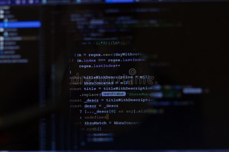 Cod de programare pentru dezvoltatori software. script program pe ecran negru. concentrare selectivă. concept de lucru royalty free stock image