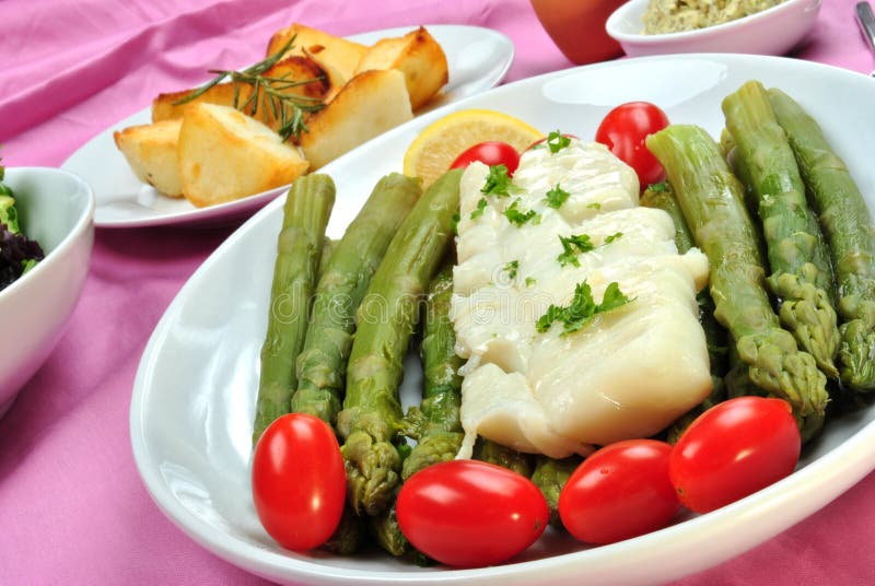 Cod loins with green asparagus and tomato
