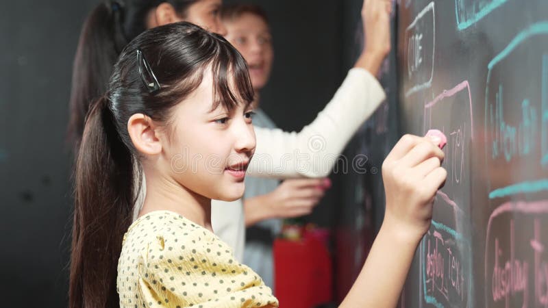 Code d'ingénierie de l'écriture étudiante multiculturelle avec vue du site. Édification clips vidéos