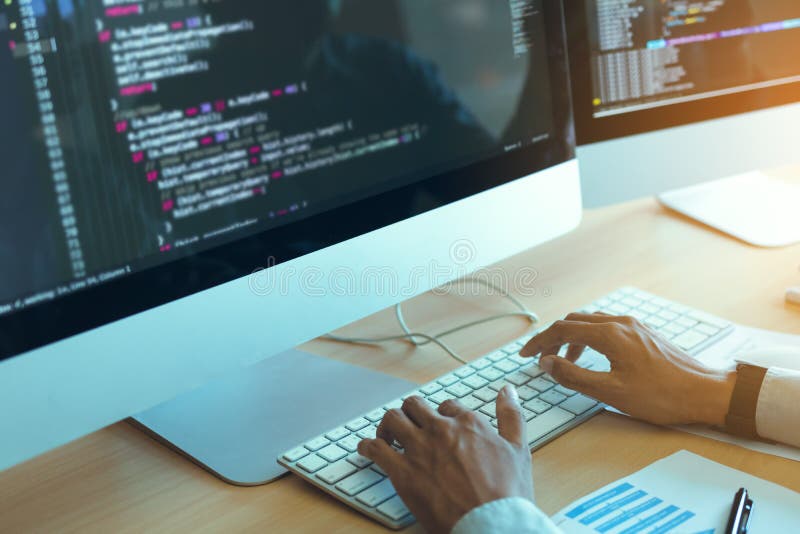 CODEprogrammentwicklercomputerweb-entwicklungs-Funktionsentwurfs-Software des asiatischen Mannes Arbeitsauf Schreibtisch im Büro stockfotos CODEprogrammentwicklercomputerweb-entwicklungs-Funktionsentwurfs-Software des asiatischen Mannes Arbeitsauf Schreibtisch im Büro stockfotos