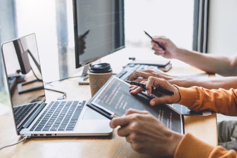 Codes schreiben und Datencodetechnologie, zusammenarbeitendes Arbeiten des Programmierers auf Websiteprojekt in einer Software sc stockfoto Codes schreiben und Datencodetechnologie, zusammenarbeitendes Arbeiten des Programmierers auf Websiteprojekt in einer Software sc stockfoto