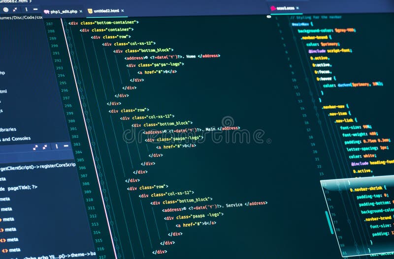 Codice dello script del computer Linee di HTML e di codice di css, primo piano Web design e sviluppo Web immagine stock libera da diritti