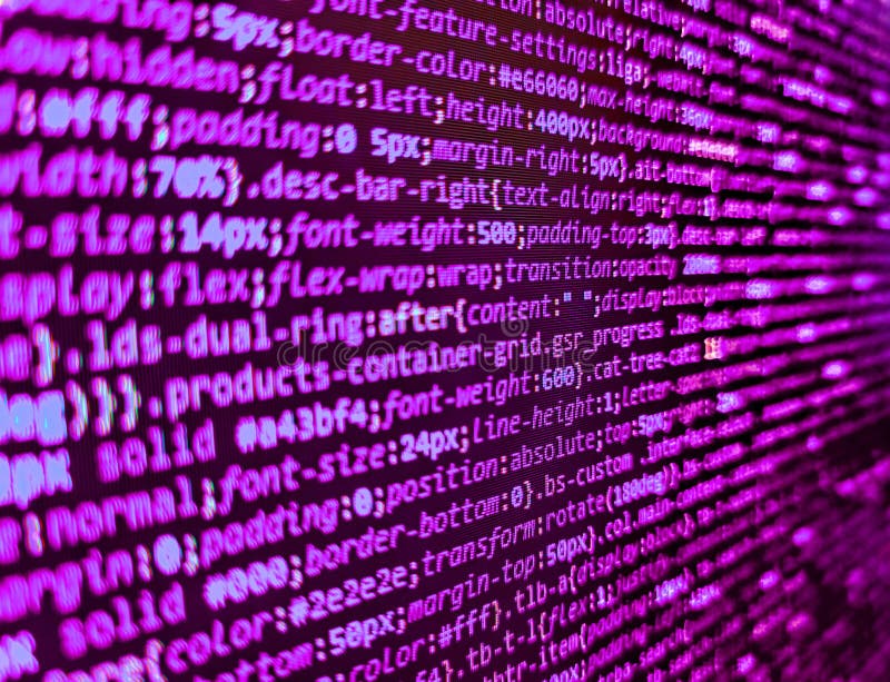 Codice sorgente Web dell'applicazione sul monitor. programmatore digita nuove righe di codice html. script di computer virtuale mo fotografie stock libere da diritti