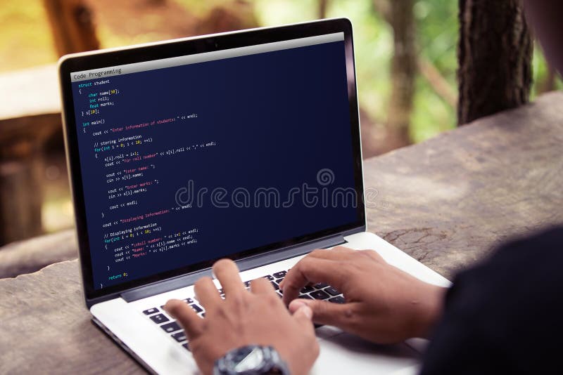 Codificación y programación para el concepto del desarrollo web y del diseño web usando el ordenador portátil/el ordenador foto de archivo