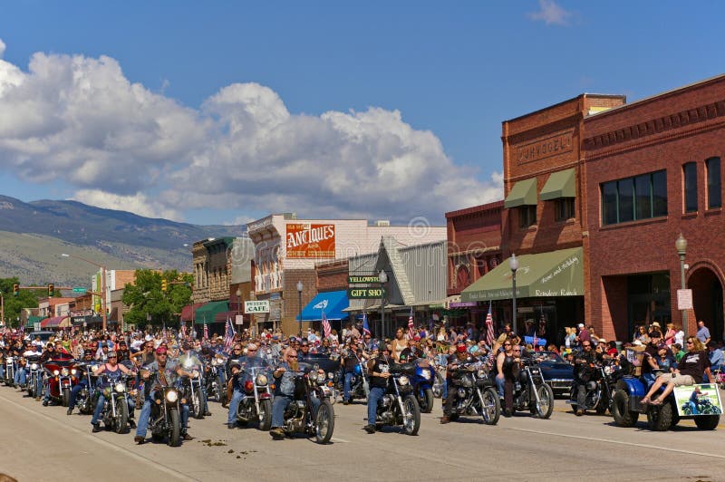Cody, Wyoming, U.S.A. - 4 luglio 2009 - club del motociclo che partecipa alla parata di festa dell'indipendenza immagini stock libere da diritti Cody, Wyoming, U.S.A. - 4 luglio 2009 - club del motociclo che partecipa alla parata di festa dell'indipendenza immagini stock libere da diritti