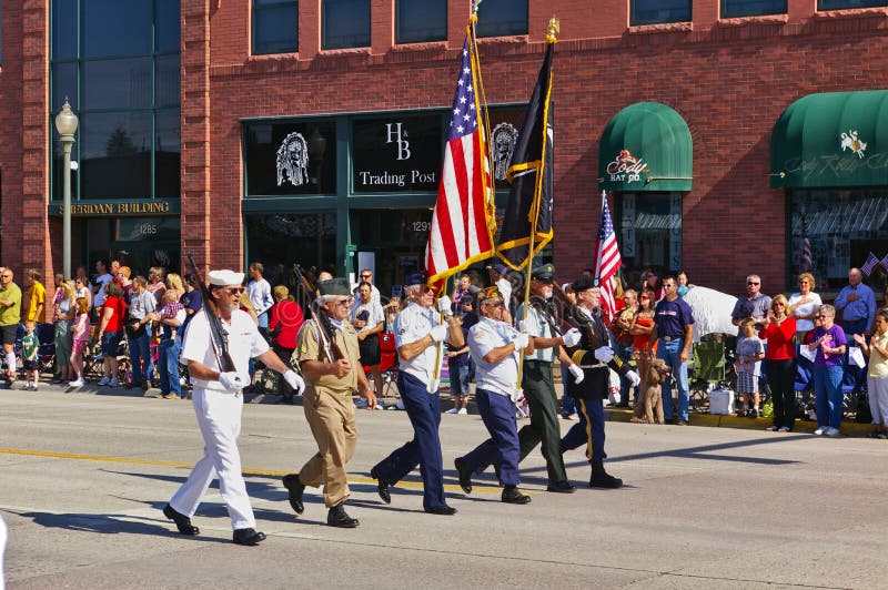 Cody, Wyoming, U.S.A. - 4 luglio 2009 - veterani dei rami differenti delle forze armate che marciano con il PA di festa dell'indi immagine stock Cody, Wyoming, U.S.A. - 4 luglio 2009 - veterani dei rami differenti delle forze armate che marciano con il PA di festa dell'indi immagine stock