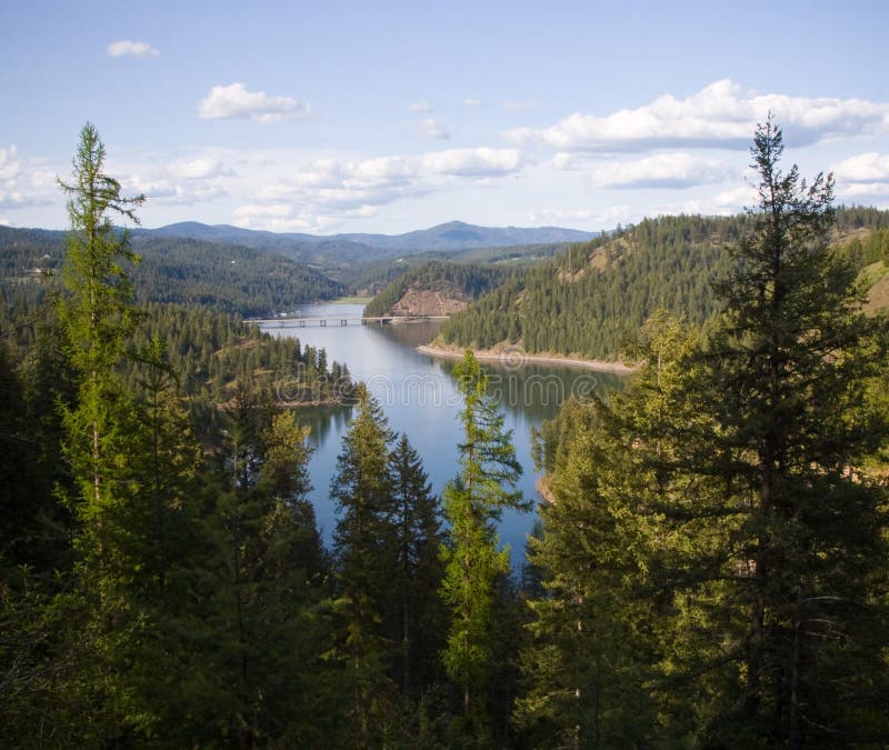 Coeurd Alene Jazero a North Idaho Horách so modré nebo čiastočne oblačno.