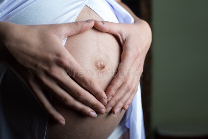 Coeur de concept de grossesse de femme enceinte image libre de droits Coeur de concept de grossesse de femme enceinte image libre de droits