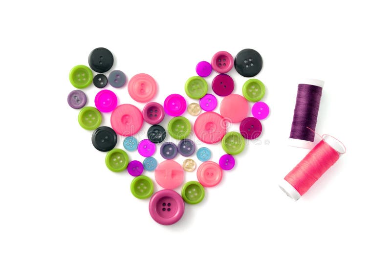 Coeur des boutons de vêtements avec le fil de couture image libre de droits Coeur des boutons de vêtements avec le fil de couture image libre de droits