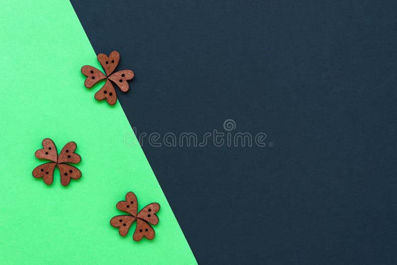 Coeur des boutons sous forme de feuilles de trèfle pour le festin de St Patrick photos libres de droits Coeur des boutons sous forme de feuilles de trèfle pour le festin de St Patrick photos libres de droits