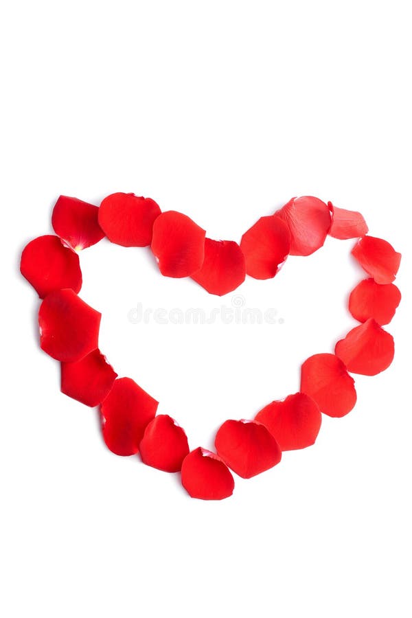 Coeur des pétales roses rouges d'isolement photographie stock libre de droits Coeur des pétales roses rouges d'isolement photographie stock libre de droits