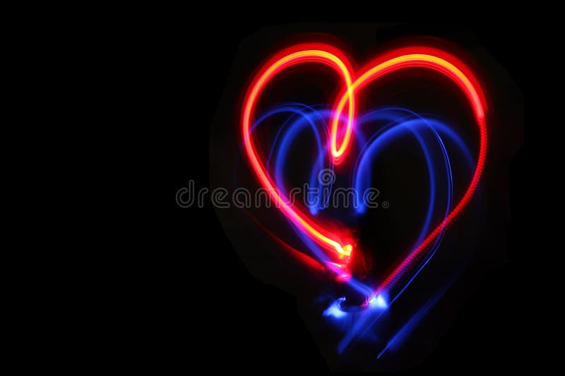 Coeur dessiné avec les lumières rouges et bleues photo libre de droits Coeur dessiné avec les lumières rouges et bleues photo libre de droits