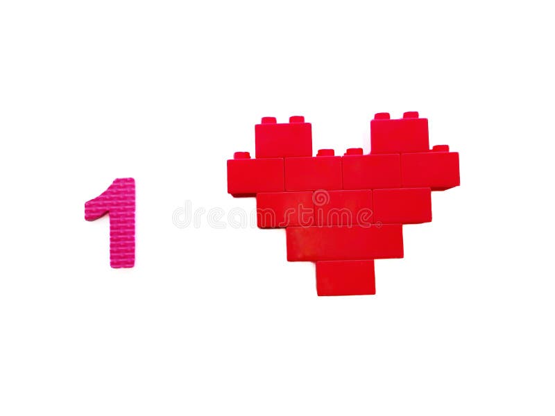 Coeur rouge de blocs de jouet et un nombre d'isolement sur le fond blanc photo libre de droits Coeur rouge de blocs de jouet et un nombre d'isolement sur le fond blanc photo libre de droits