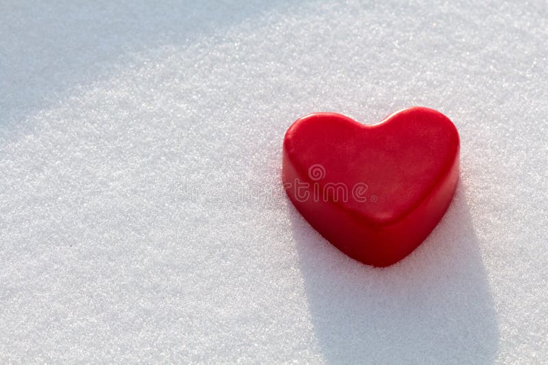 Coeur rouge de cire dans la neige images stock Coeur rouge de cire dans la neige images stock