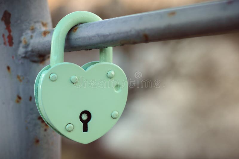 Coeur vert de cadenas des amants sur la barrière du pont en parc photo libre de droits Coeur vert de cadenas des amants sur la barrière du pont en parc photo libre de droits