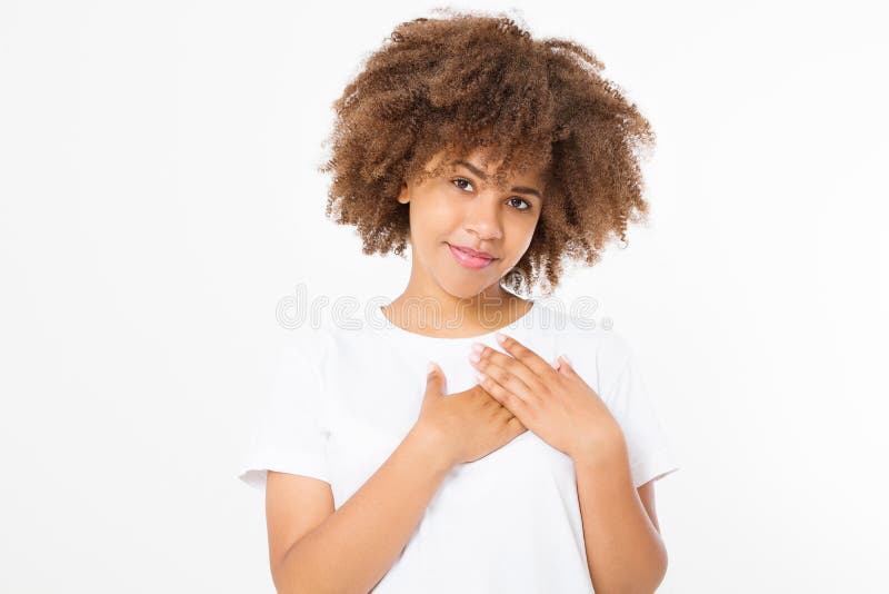 Coeur émouvant de jeune femme d'afro-américain d'isolement sur le fond blanc Sentiments et concept d'amour Jour de Valentine Copi photos libres de droits Coeur émouvant de jeune femme d'afro-américain d'isolement sur le fond blanc Sentiments et concept d'amour Jour de Valentine Copi photos libres de droits