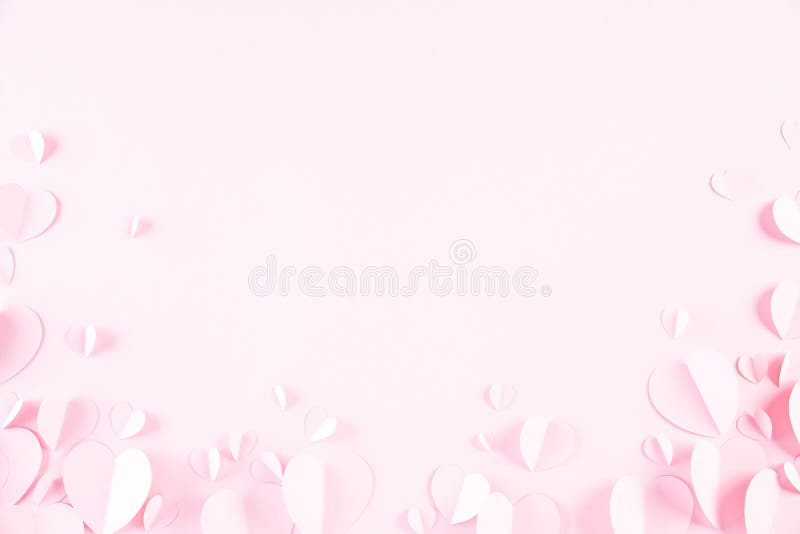 Coeurs De Papier Roses Sur Le Fond De Papier Pastel Rose Clair Concept