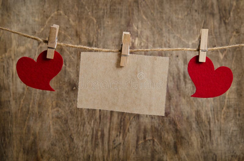 Coeurs rouges avec la feuille de la pose de papier peint sur la corde à linge photo libre de droits Coeurs rouges avec la feuille de la pose de papier peint sur la corde à linge photo libre de droits