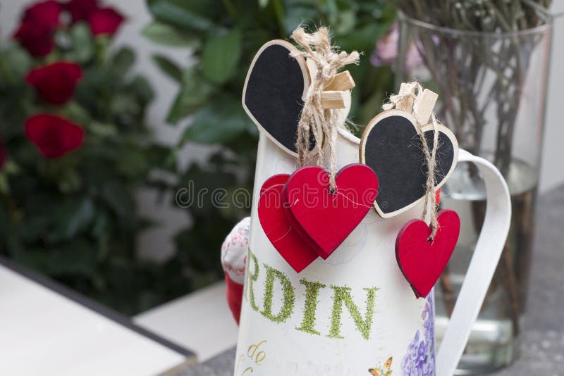 Coeurs rouges d'amour en fleurs image stock Coeurs rouges d'amour en fleurs image stock