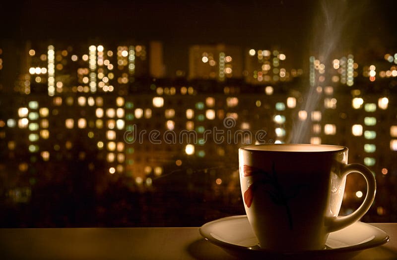 Café taza, un poco sobre el noche la ciudad la ciudad.