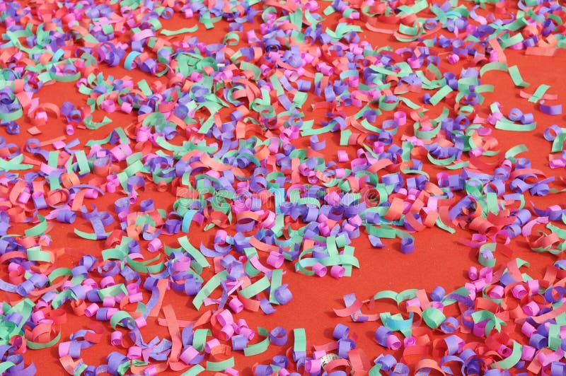 Cofetti coloré sur le tapis image stock Cofetti coloré sur le tapis image stock