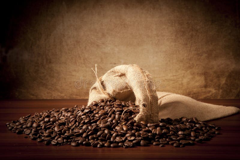 Coffe'beans con il sacchetto di juta fotografia stock Coffe'beans con il sacchetto di juta fotografia stock
