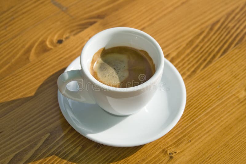 coffe Cup auf der Tabelle stockfotos coffe Cup auf der Tabelle stockfotos