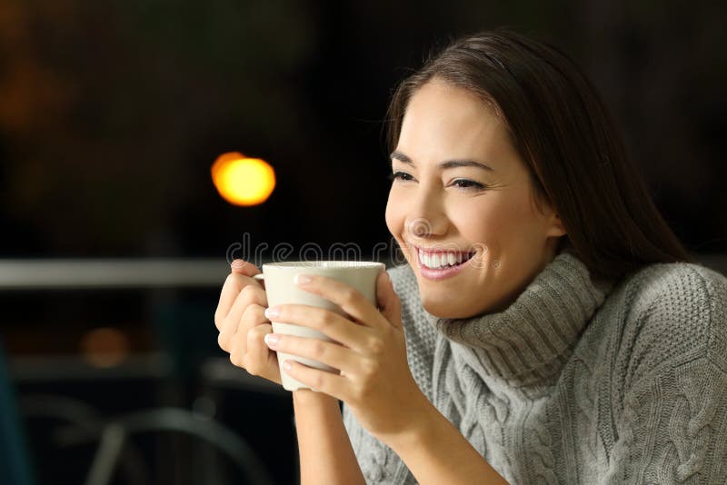 Coffe счастливой девушки выпивая в ноче стоковое изображение Coffe счастливой девушки выпивая в ноче стоковое изображение