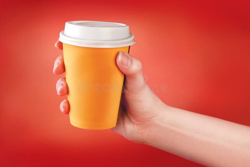 Šálku kávy, aby vzali do ruky.