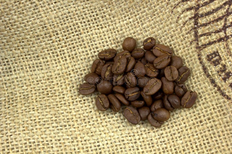 Kávové zrná na vrecovina z blízka obraz.