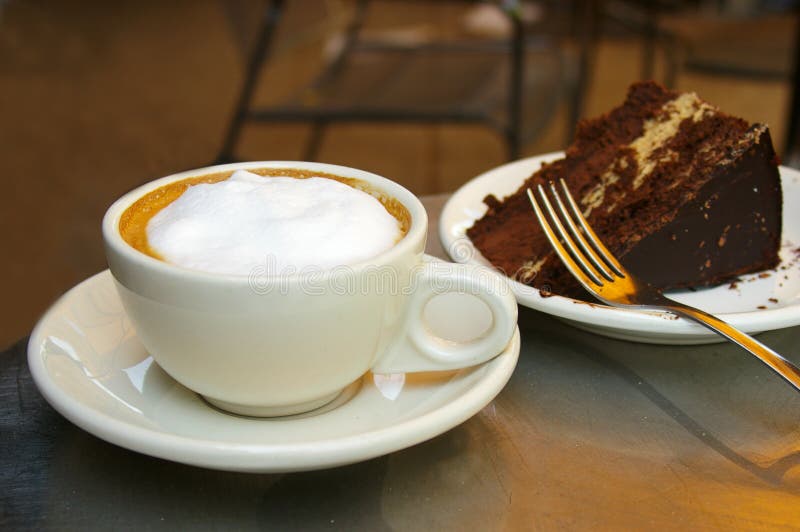 Cappuccino a čokoládový dort.