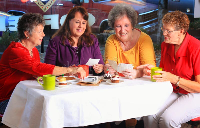  4más viejo Cerca amigos en cafetería con café dulces intercambio familia fotografías.