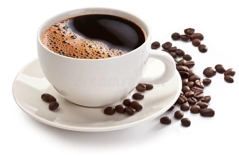 Tazza di caffè e fagioli su uno sfondo bianco.