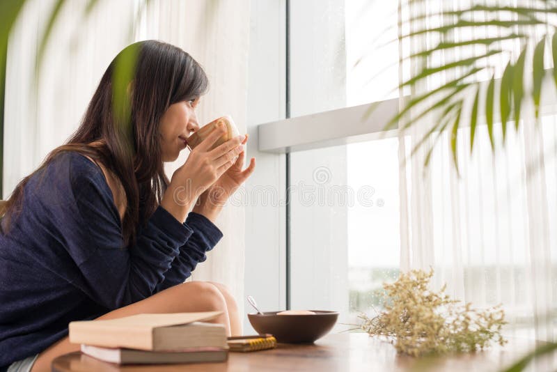 coffee cup dressing girl gown morning white στοκ φωτογραφία με δικαίωμα ελεύθερης χρήσης coffee cup dressing girl gown morning white στοκ φωτογραφία με δικαίωμα ελεύθερης χρήσης