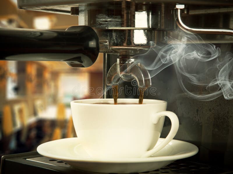 Kávovar pripravuje kávu.