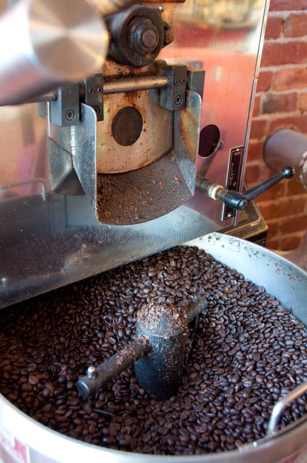 Un caffè di torrefazione è riempito con i chicchi di caffè in un quartiere caffetteria e torrefazione.