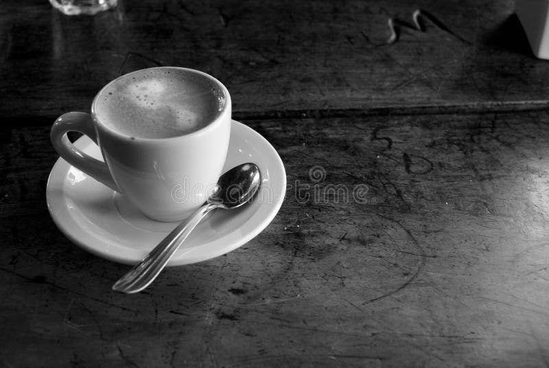 Caffè tazza sul tavolo cucchiaio.