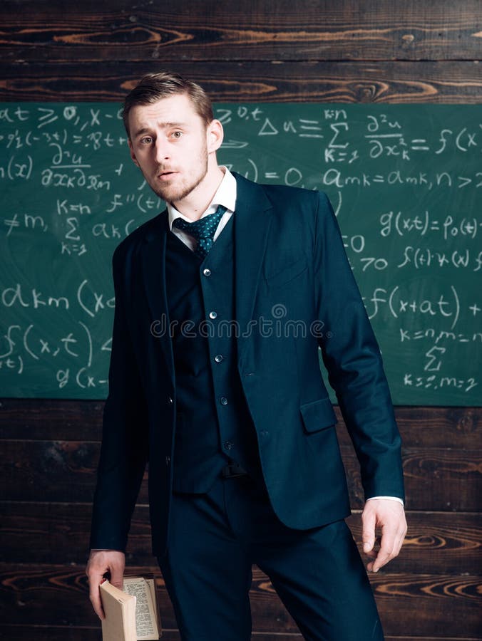 Cogido en el engaño El traje clásico del desgaste formal del hombre parece elegante, fondo de la pizarra Engaño notado hombre dur imagenes de archivo Cogido en el engaño El traje clásico del desgaste formal del hombre parece elegante, fondo de la pizarra Engaño notado hombre dur imagenes de archivo