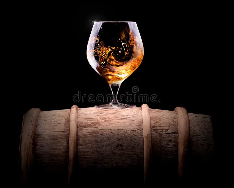 Cognac of brandewijn op een zwarte royalty-vrije stock fotografie Cognac of brandewijn op een zwarte royalty-vrije stock fotografie