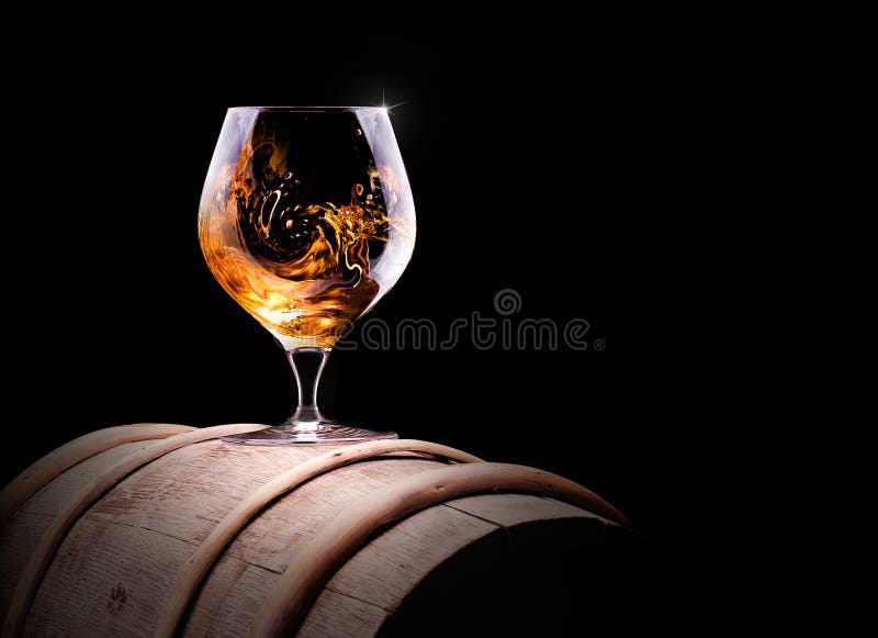 Cognac of brandewijn op een zwarte stock fotografie Cognac of brandewijn op een zwarte stock fotografie